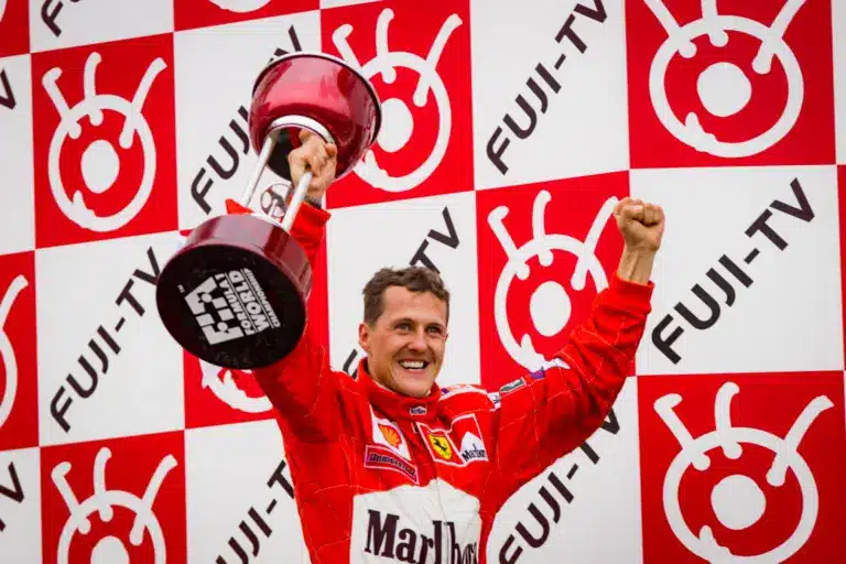25 éve ütötte fejhangon üvöltve Schumacher a Ferrari kormányát Szuzukában