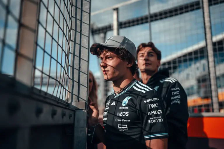 A Mercedes bejelentette a szerződéshosszabbítást Russell-lel és Antonellivel