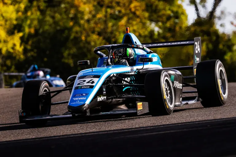 Molnár Martin történelmet írva a 3. helyen zárta a brit F4 idei szezonját