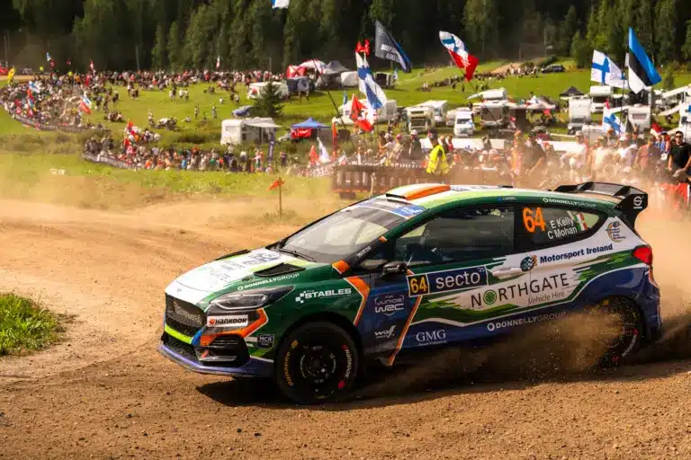 Nagy baleset a Közép-Európa Rallyn, a navigátort helikopterrel szállították kórházba