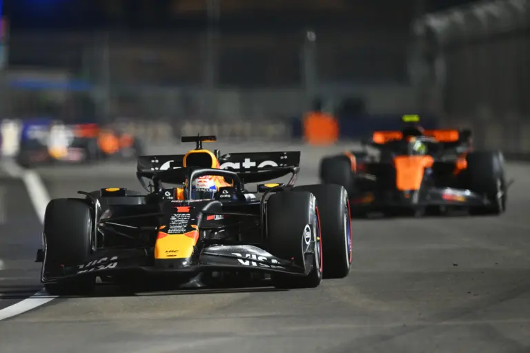 Verstappenéknél felmerült az öngyilkosnak tűnő taktika? Vagy a McLarent akarták hibába hajszolni?