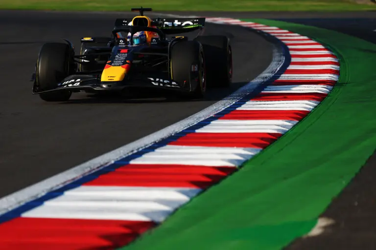Verstappen kihagyta az első edzést, de az élen tért vissza Mexikóban
