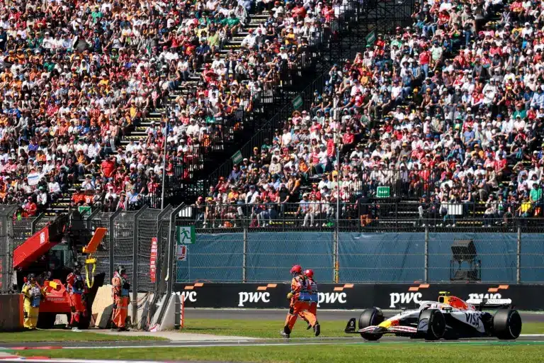Nézők is videóra vették a mexikói F1-es futam életveszélyes jelenetét