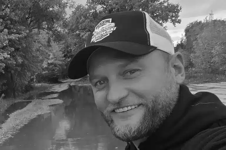 Fának ütközött, majd kigyulladt az autója, elhunyt a raliversenyző