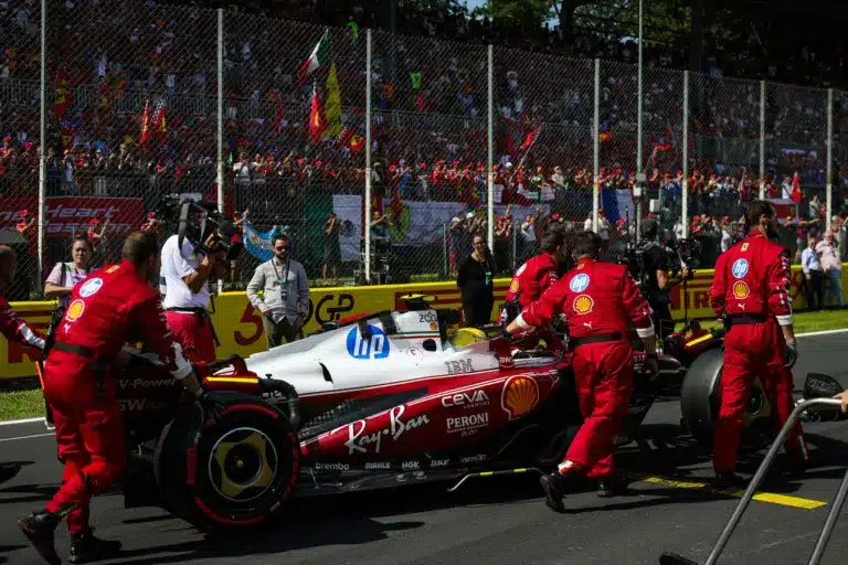 Hamilton és Norris ragasztószalaggal oldották meg a versenyzők nagy problémáját