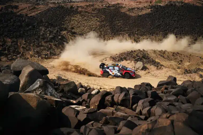 Tanak vezet elsőként Szaúd-Arábiában, Ogier kezdett jobban a vb-címre esélyesek közül