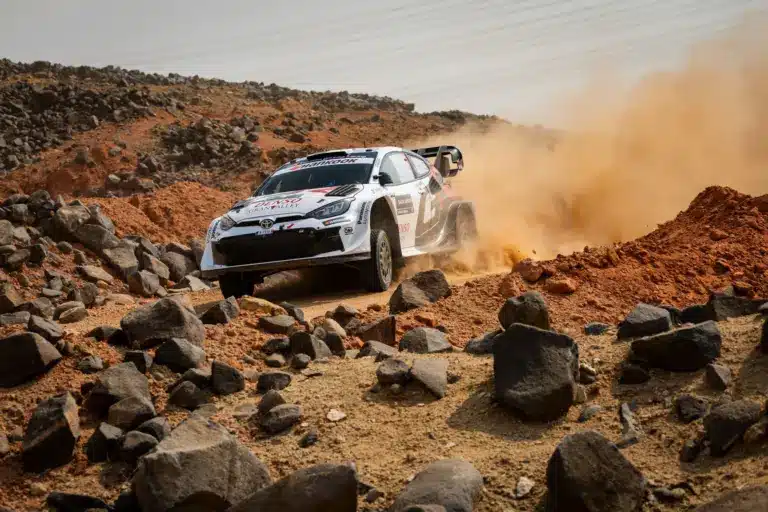 Négyen kaptak defektet, Pajari vezet Szaúd-Arábiában