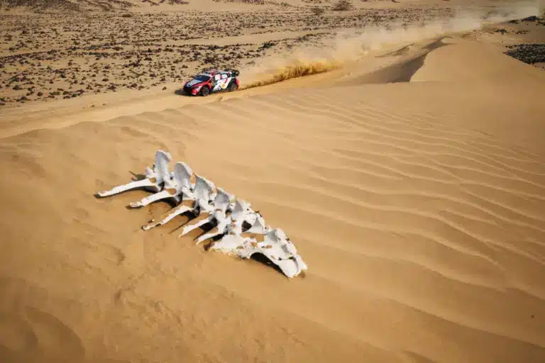 Fourmuax kockáztatott és az élre állt, Ogier került közelebb a vb-címhez Szaúd-Arábiában