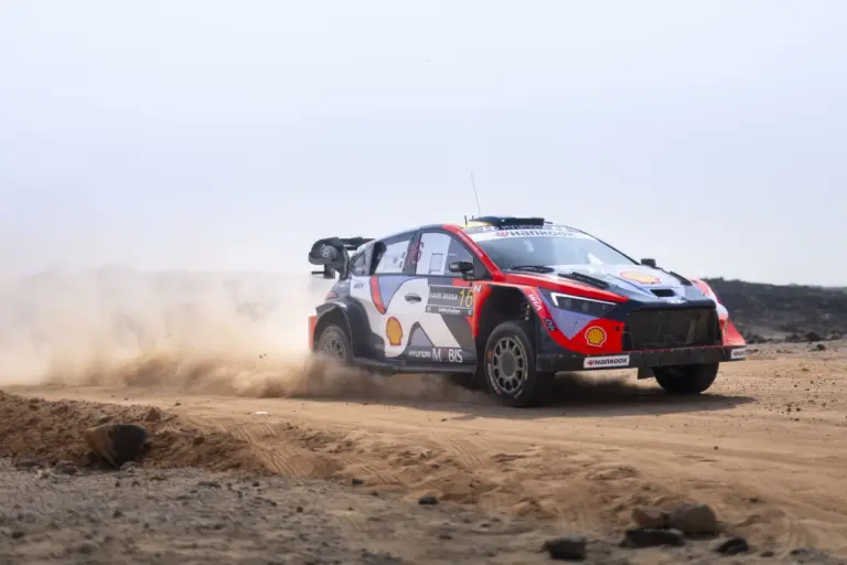 A Hyundai kezdte jobban a pénteket, Sesks már Fourmaux mögött Szaúd-Arábiában 