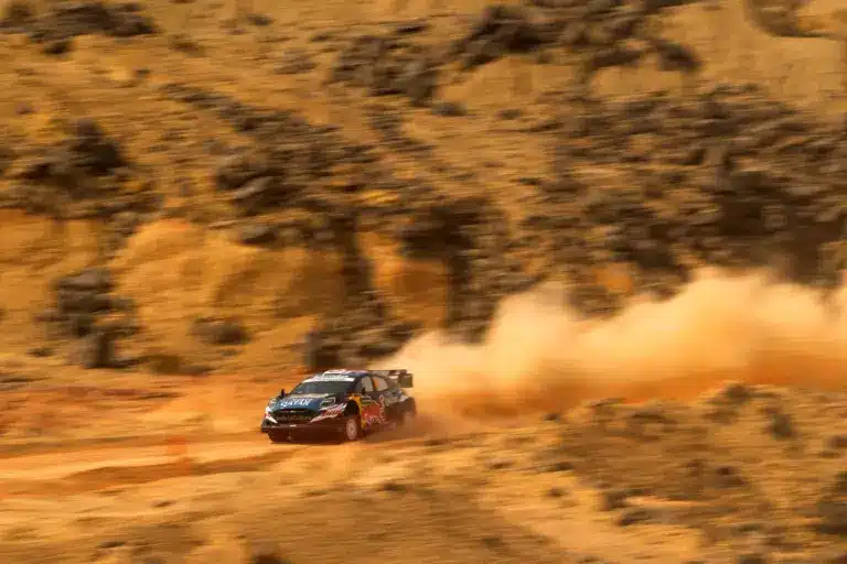 Sesks növelte előnyét, Al-Attiyah lebontotta autóját Szaúd-Arábiában