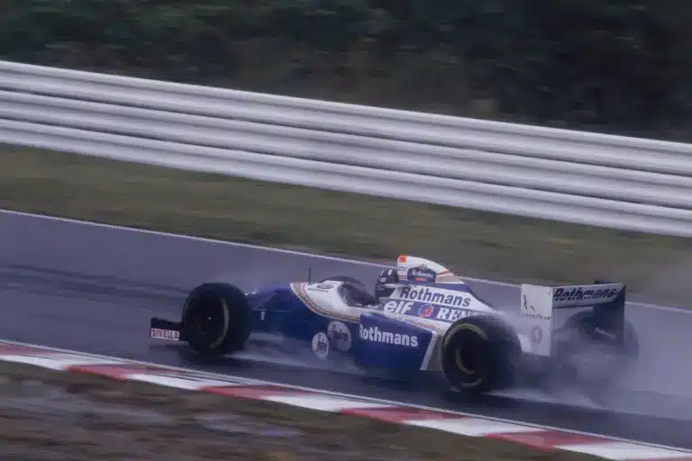 Kis híján tragédiát hozott az esőfutam, amelynek győztese az elhunyt Sennától kért segítséget