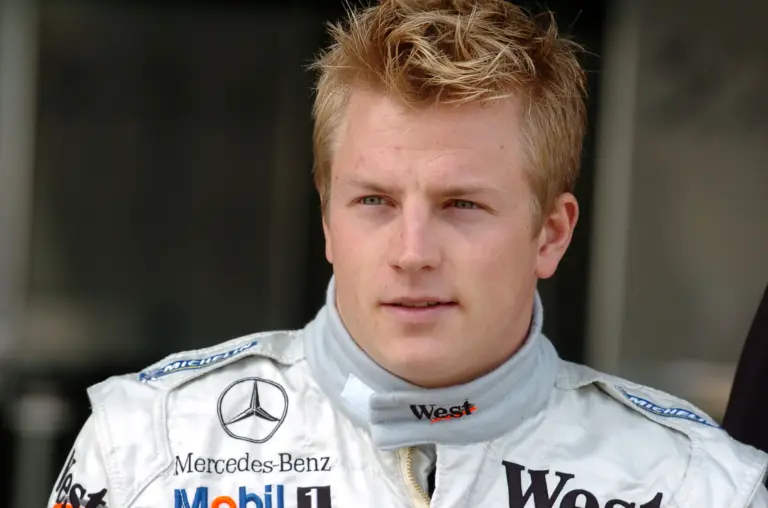 Räikkönen feneket villantott, majd részegen összeesett egy felfújható delfinnel