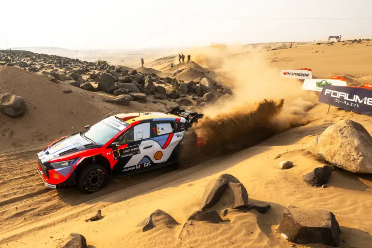 Fourmaux kezdett leggyorsabban, Neuville vette át a vezetést, Ogier gyorsabb volt Evans-nél Szaúd-Arábiában