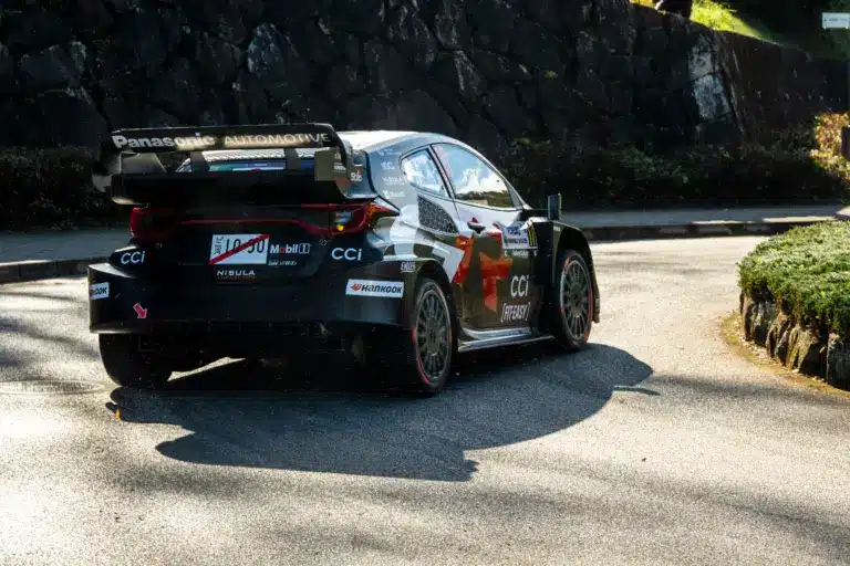 Ogier vezet a Japán Rallyn az első nap végén, Evans pozíciót vesztett