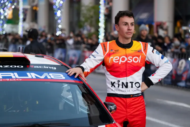 Balesetben megsérültek a WRC2-es futamgyőztesek Szaúd-Arábiában, a párost helikopter szállította kórházba