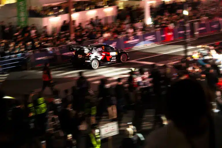 Hármas Toyota-csata Japánban péntek délelőtt, Rovanpera kiszállt a vb-címért folyó csatából?