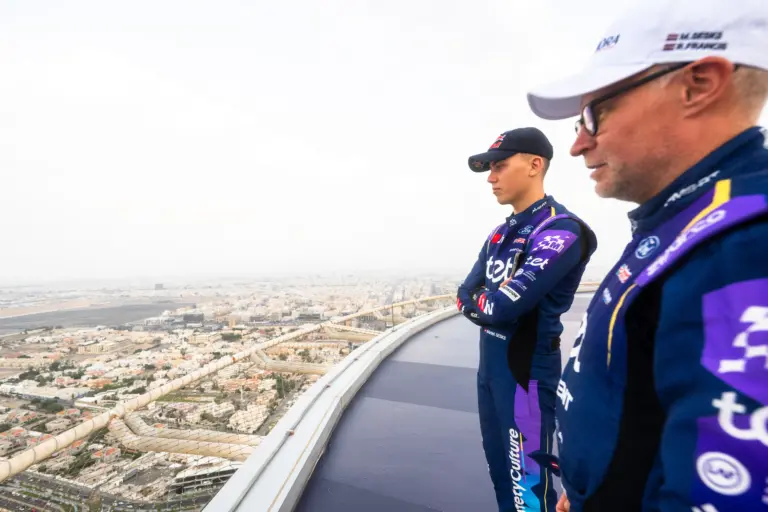 Sesks vette át a vezetést, a fél Rally1-es mezőny bajba került Szaúd-Arábiában