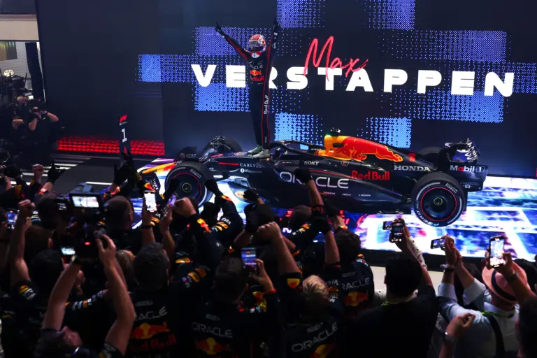 Verstappen nyert Katarban, a McLaren elbaltázta a taktikát, teljesen nyitott a bajnokság a szezonzáróra