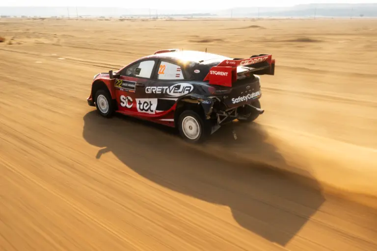 Fourmaux és Tanak is büntetést kapott, Sesks vezet Neuville előtt Szaúd-Arábiában