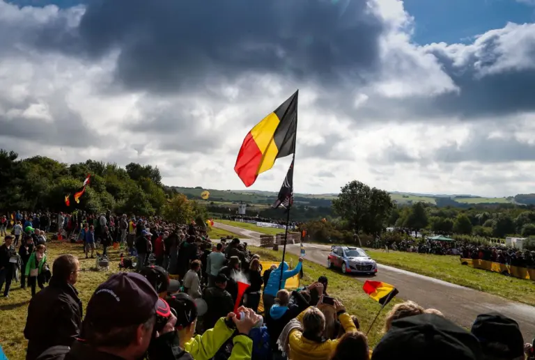 Amikor Neuville előbb szüretelt, majd WRC-futamot nyert