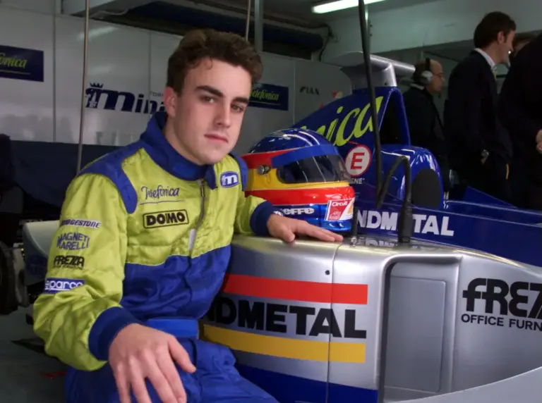 Már 26 éve – így tesztelt először F1-es autót Fernando Alonso (videó)