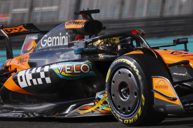 Norris aranyozott sisakban ült vissza a McLarenbe a vb-cím megnyerése után