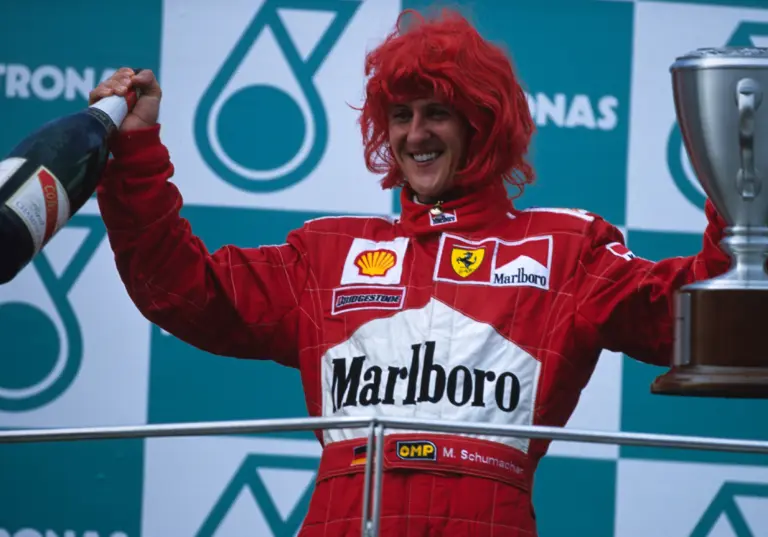 Amikor Michael Schumacher lezárt bárban sörözött, hogy legyen egy kis élete