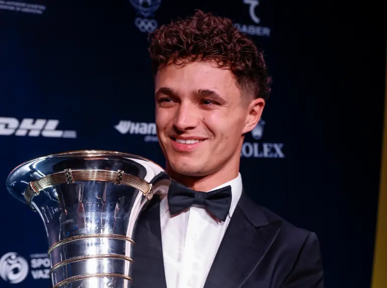 Norris ünnepelt és káromkodott, Ben Sulayem bizarr jelenetet rendezett az FIA gálán