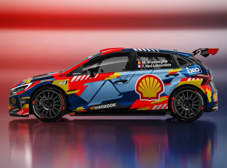 A világbajnok navigátor egy versenyre átül a kormány mögé