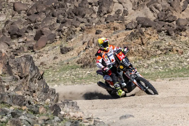 Branch büntetése után Canet folytatta remeklését, Gyenes kategória 10. a Dakar első szakaszán