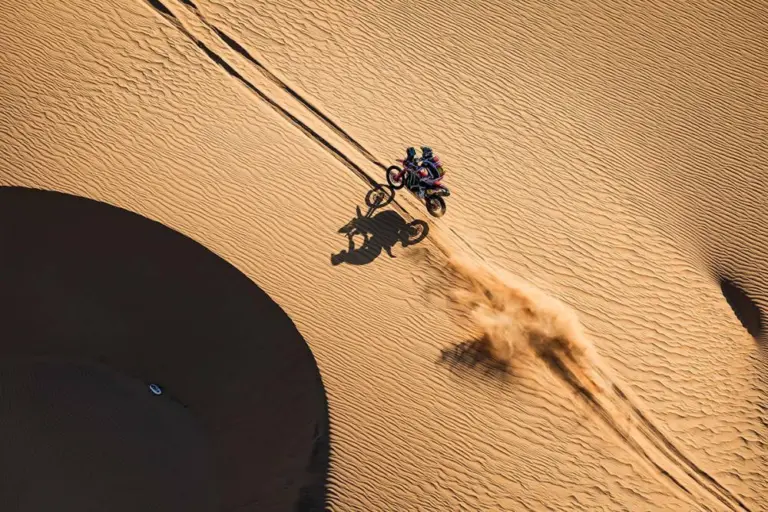 Brabec időjóváírást kapott, az amerikai vezeti a motorosok Dakarját