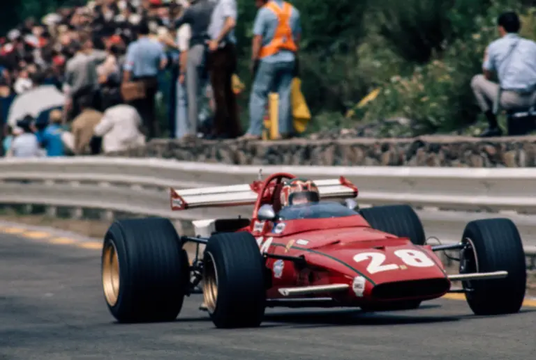 Lauda megmentője egy Ferrari-pilótát nem tudott kihúzni az égő roncsból