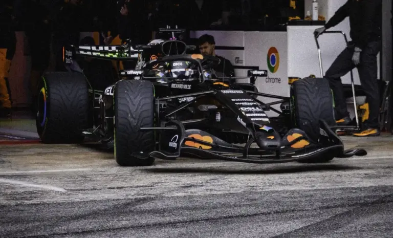 A McLaren is megkezdte a tesztelést, de eddig a Mercedes a szerdai nap legmeggyőzőbb csapata