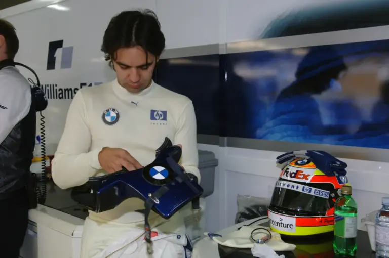 Nindzsaként rúgott hátba egy férfit – ezért tartóztatták le a volt F1-es pilótát (videó)