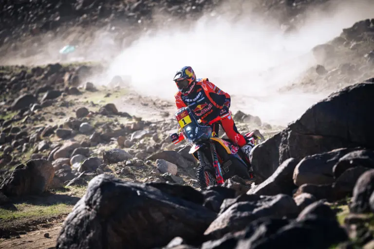 Sanders tizedik szakaszgyőzelmével az élre állt, Gyenes kategória 8. a Dakar második szakasza után