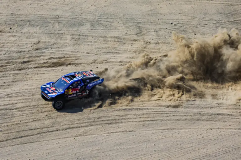 Az autósoknál a Fordok, a motorosoknál a KTM-es versenyzők vezetnek a Dakar 5. szakaszán