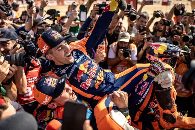 Dráma kétkeréken, Al-Attiyah örömkönnyei – Ez történt a Dakar utolsó napján (videó)