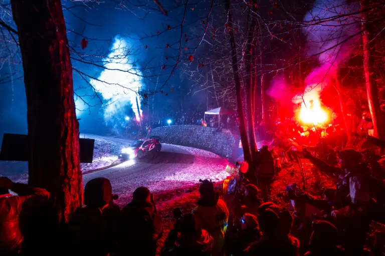 Solberg magabiztosan vezet, Neuville árokba hajtott a Montén péntek este