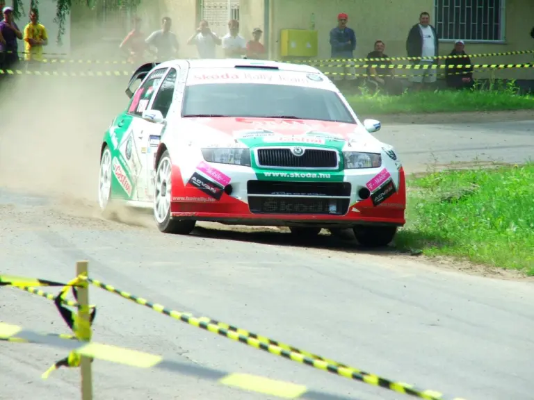 20 éve táncolt a Fabia WRC Rovanpera és Turi kezében a Mecseken (videó)