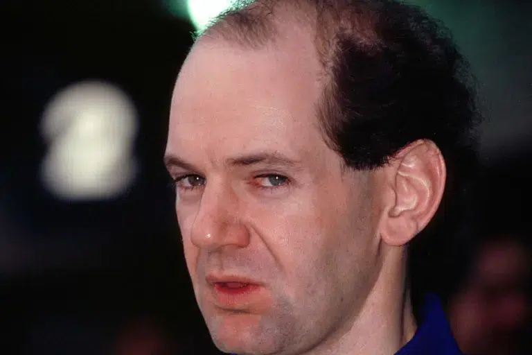 Így alázta meg egy könyvelő a fiatal Neweyt, aki a kanapén ülve igazult meg