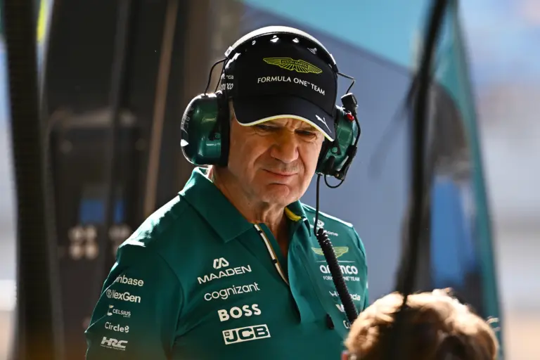 Sajtó: Newey bevallotta a riválisoknak, mennyire drámai az Aston Martin motorjának teljesítménye