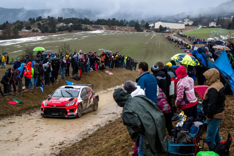 Balesetben megsérültek a Toyota versenyzői, nem tudnak indulni a Svéd Rallyn