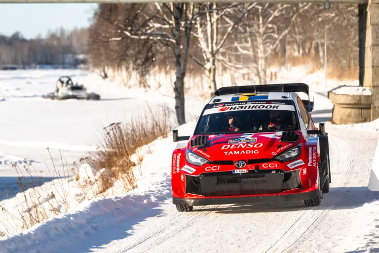 Oliver Solberg odapörkölt a Svéd Rally nyitó szakaszán