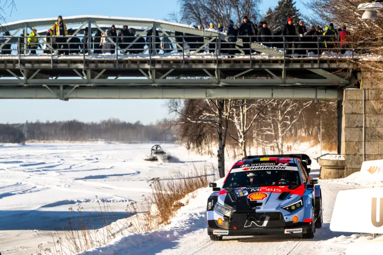 Neuville megérkezett, Katsuta az élen Svédországban