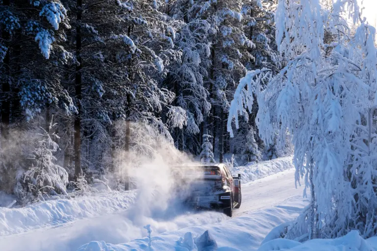 Evans közel a győzelemhez a Svéd Rallyn, Pajari visszavágott Solbergnek