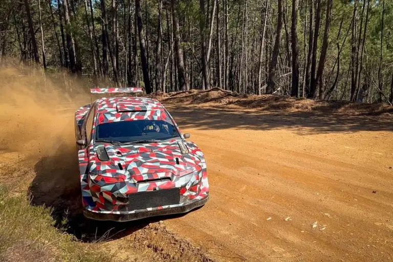 Hanninen és Katsuta is tesztelte a Toyota WRC27-es autóját (videó)