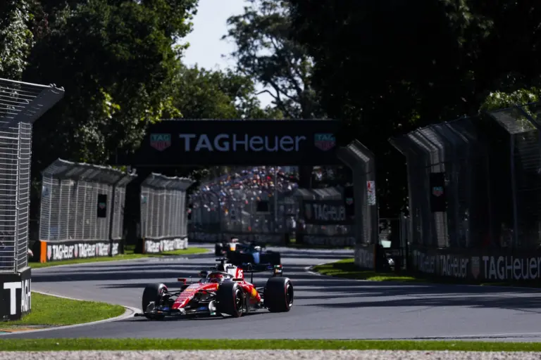 A Ferrari nyitott az élen, majd a McLaren vette át a vezetést az F1-es Ausztrál Nagydíj pénteki edzésnapján