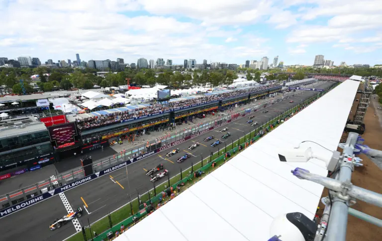 Miért állt elő ennyire groteszk helyzet az idei első F1-es rajtnál?