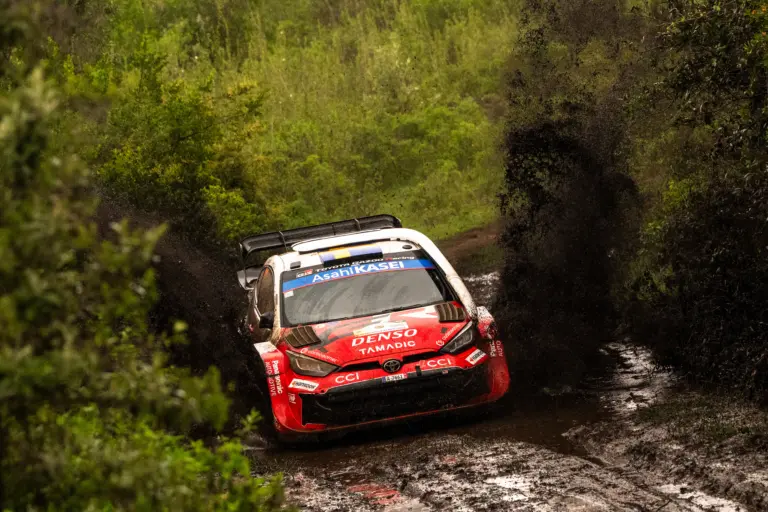 Solberg vezet, Ogier ismét beszállt, Evans kiesett a mocsárban, kérdéses a délutáni folytatás