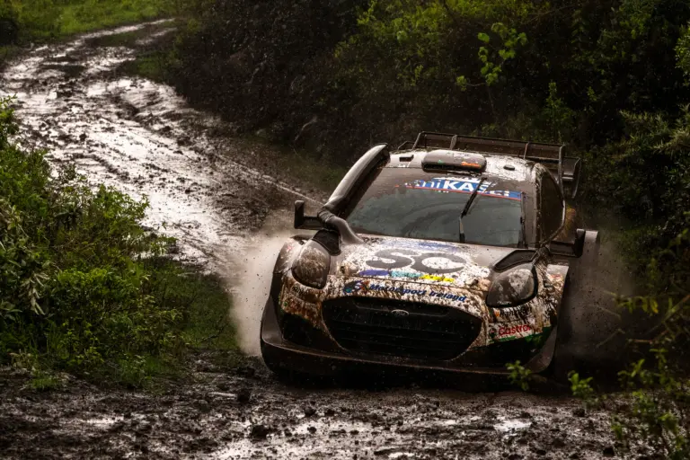 Bajba került Armstrong, Ogier tovább támadott